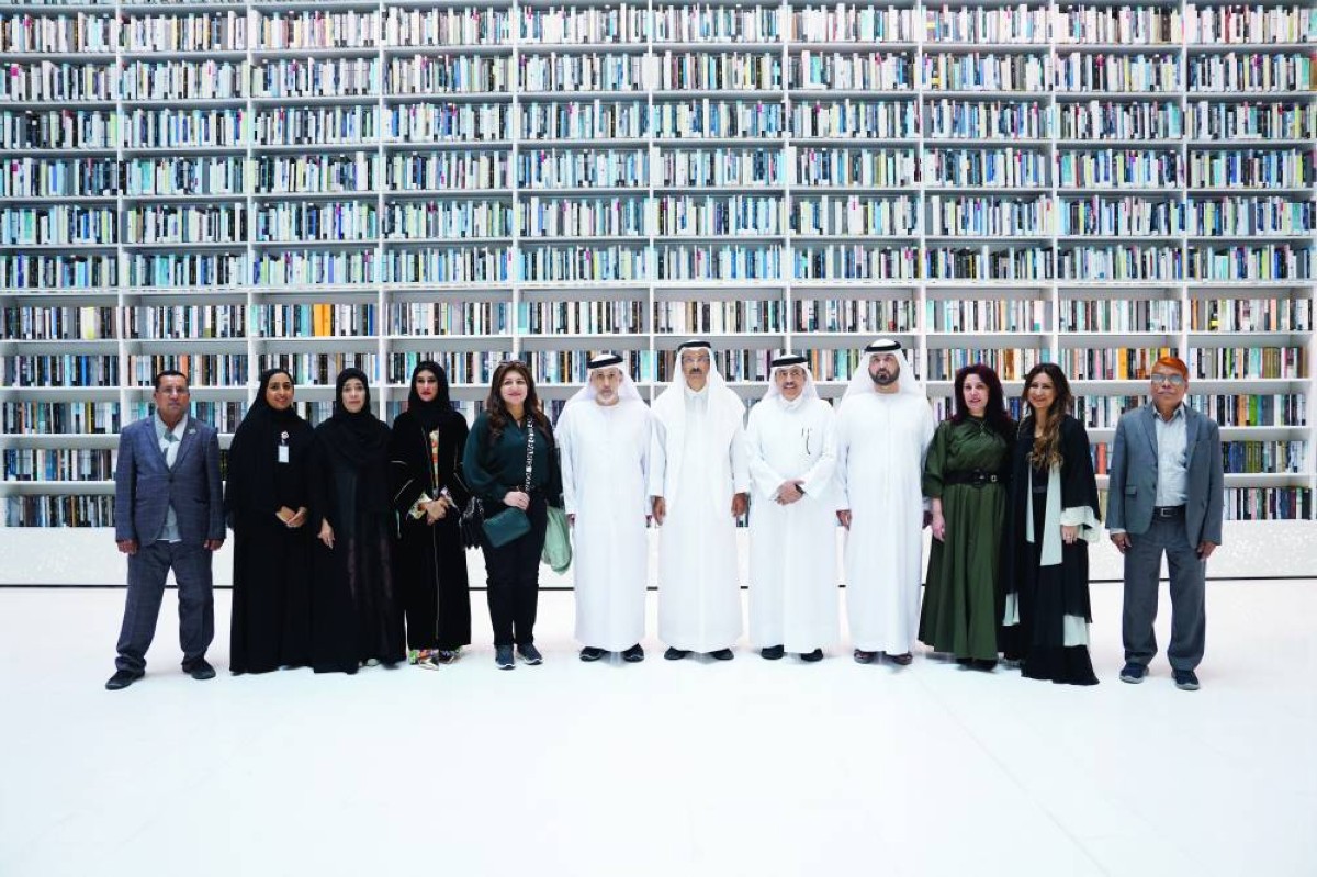 محمد المر مع الوفد الزائر