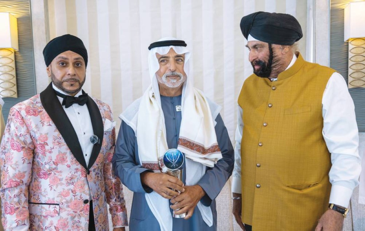 نهيان بن مبارك خلال تسلم الجائزة |