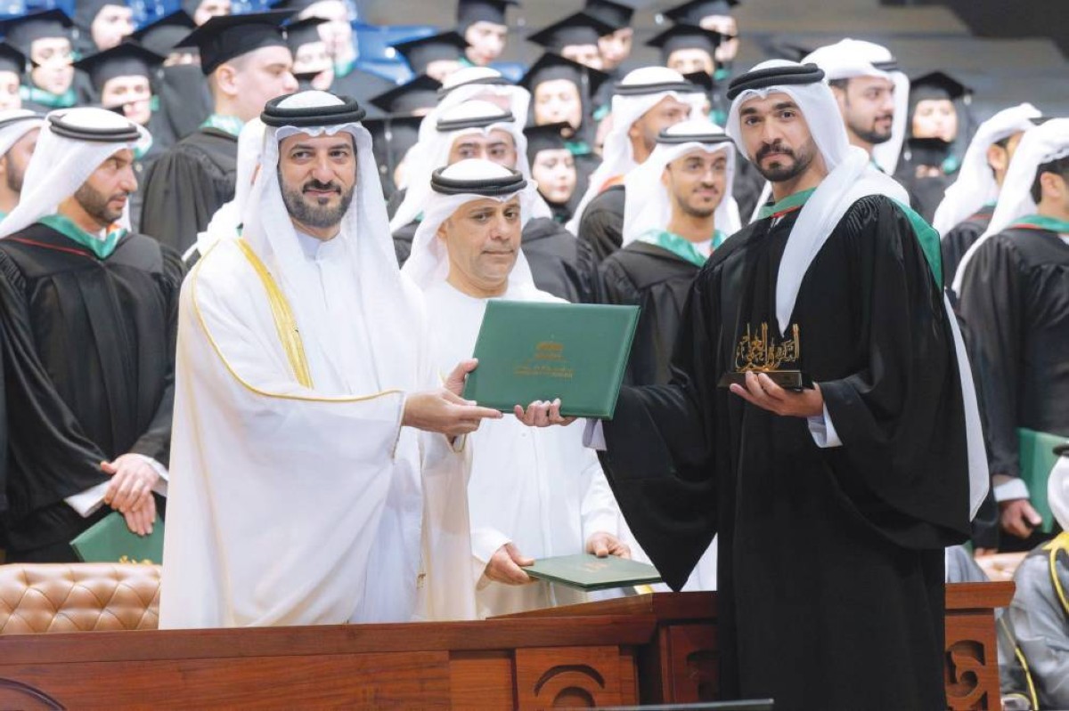 سلطان بن أحمد يسلّم الخريجين شهاداتهم