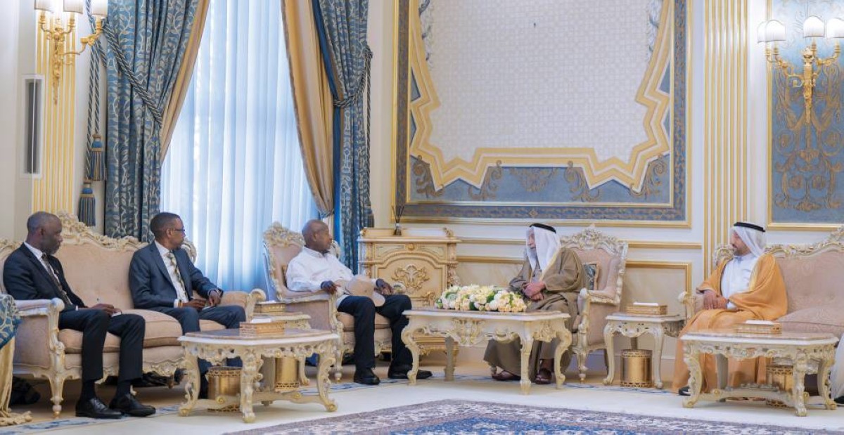 سلطان القاسمي خلال استقبال يوويري موسيفيني والوفد المرافق