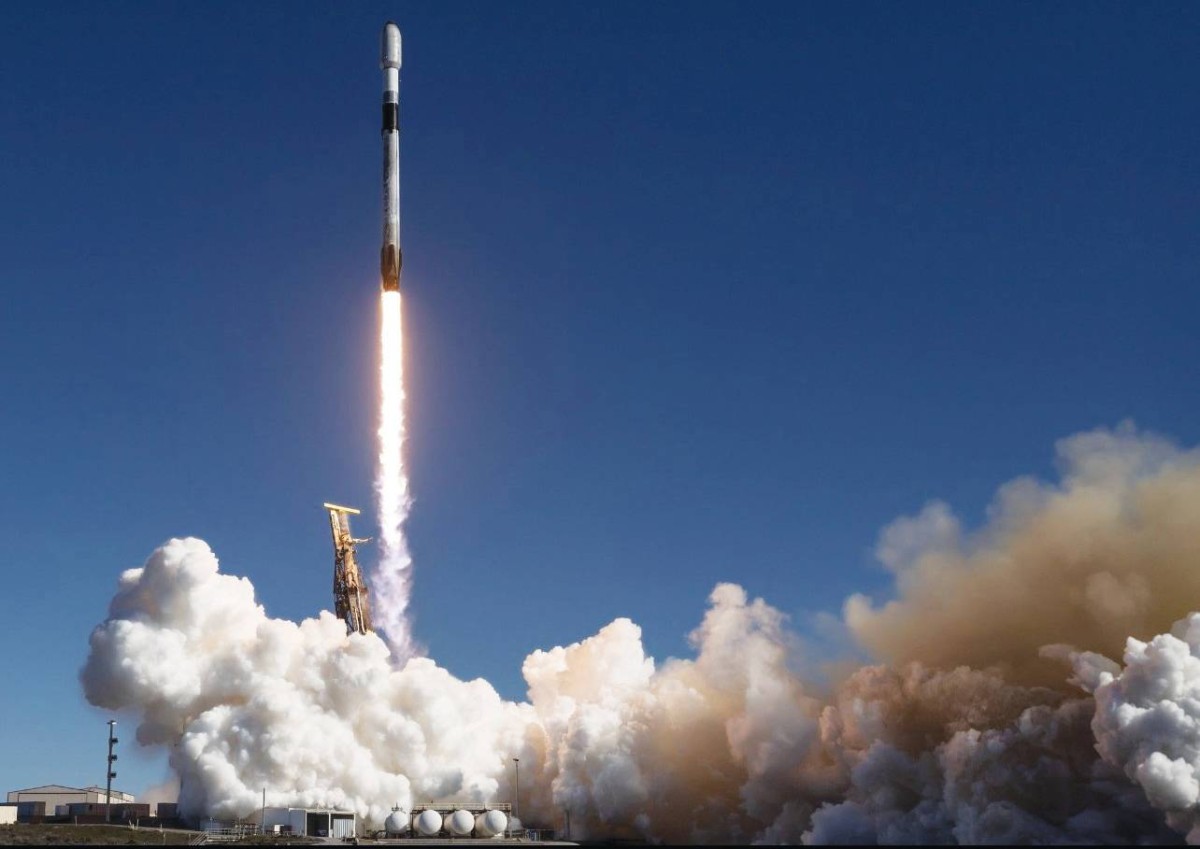 صاروخ فالكون 9 في طريقه للفضاء