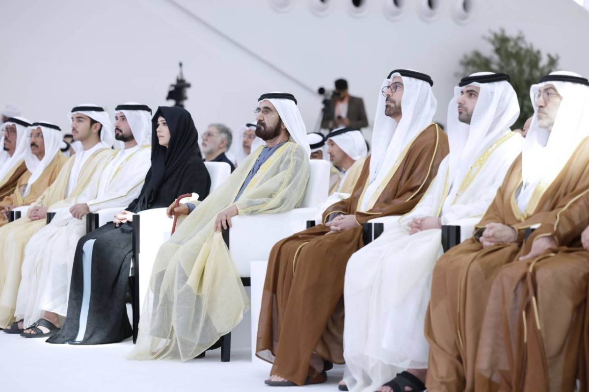 محمد بن راشد خلال حفل التكريم بحضور منصور وماجد بن محمد ولطيفة بنت محمد ومحمد بن راشد بن محمد ومحمد القرقاوي وعبدالرحمن العويس وضاحي خلفان ومحمد المر