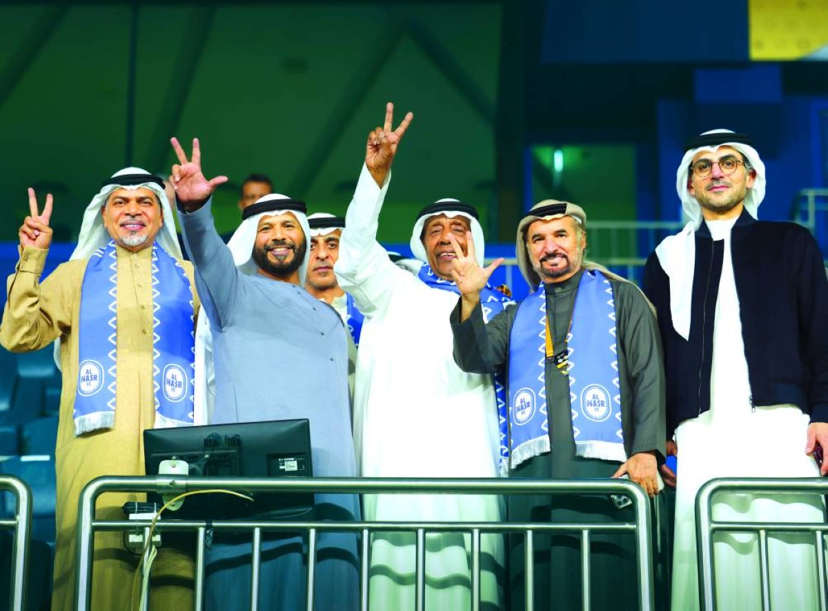 مروان بن غليطة يحتفل بالفوز مع سعيد حارب ومروان حاجي وخالد إسماعيل