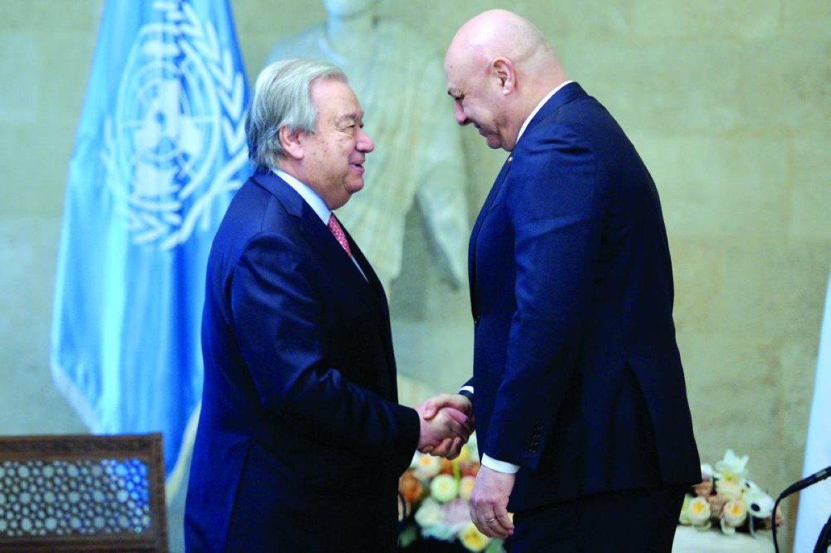 الرئيس اللبناني جوزيف عون مرحّباً بغوتيريس في القصر الرئاسي ببعبدا