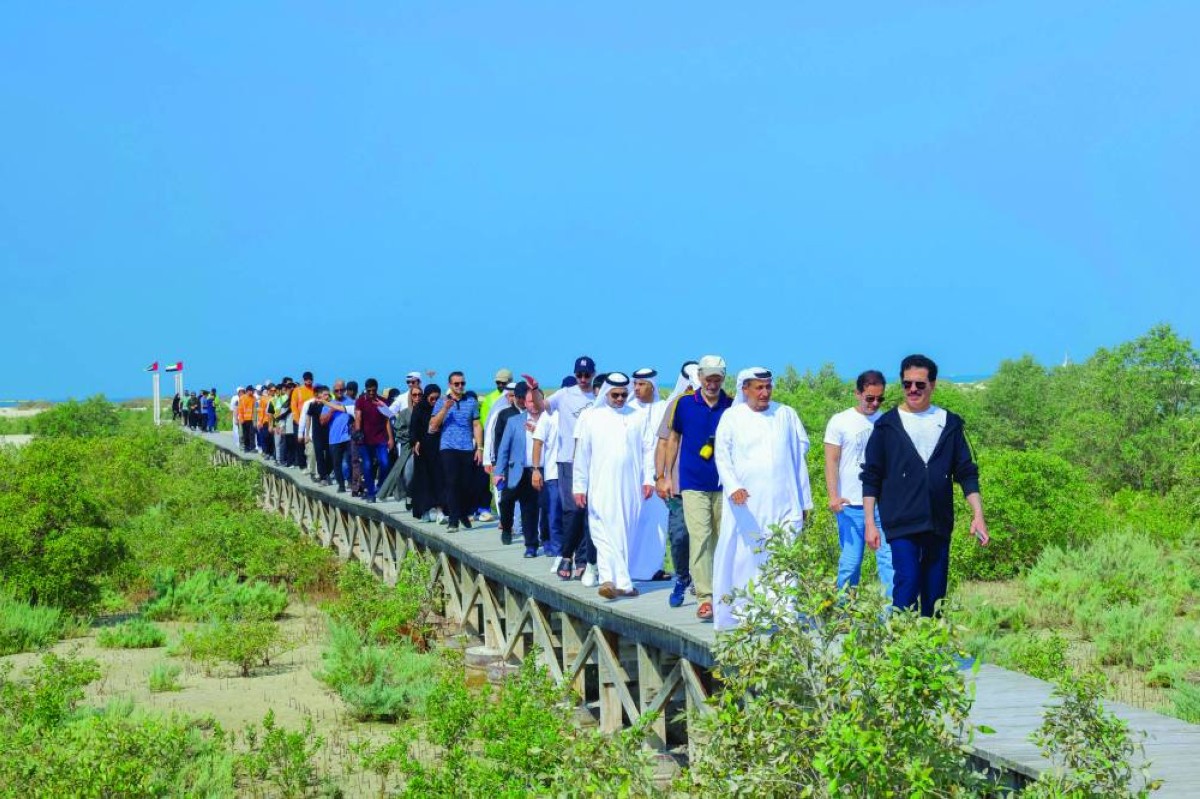 سعيد الطاير ومسؤولو الهيئة خلال مشاركتهم في الحملة