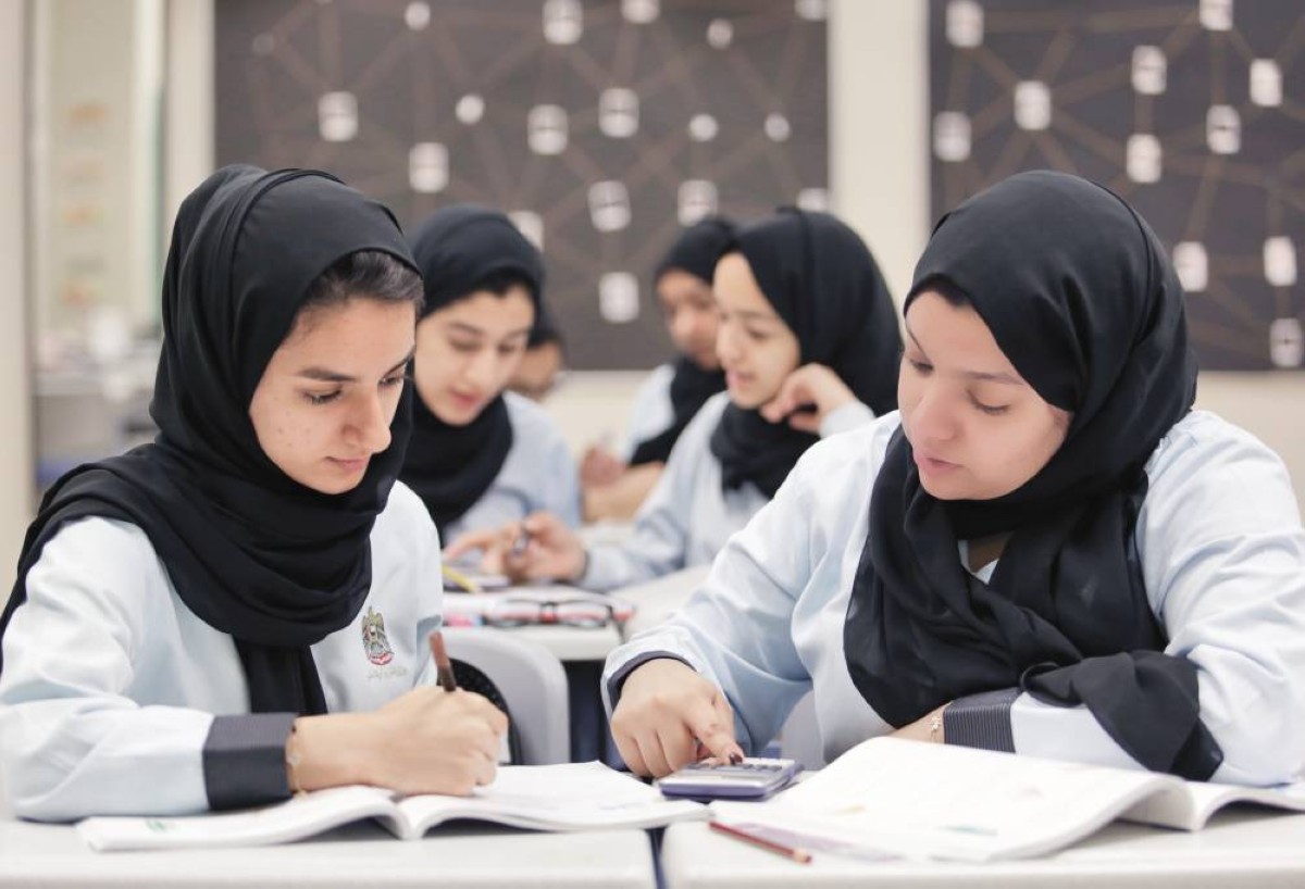 طالبات ملتزمات بالحضور بمدرسة حكومية