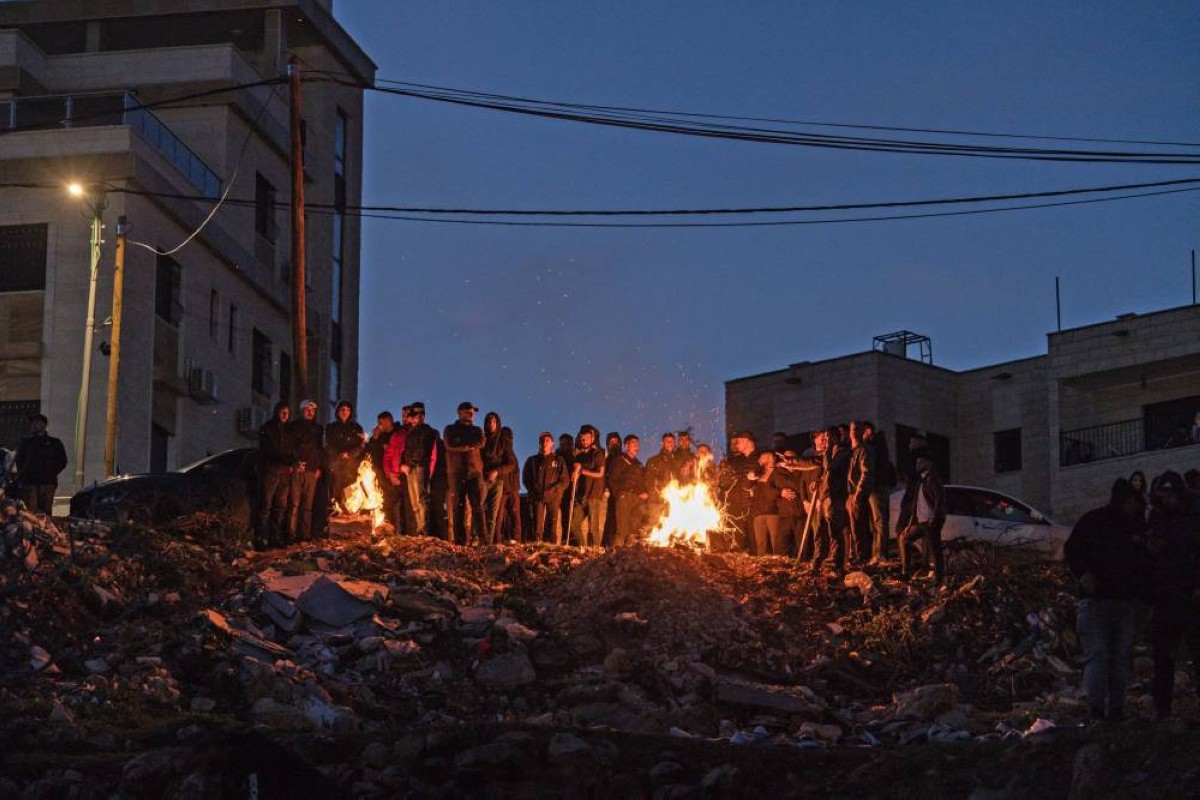 أهالي الأسيرات والأطفال الأسرى بالانتظار قرب سجن عوفر غرب رام الله