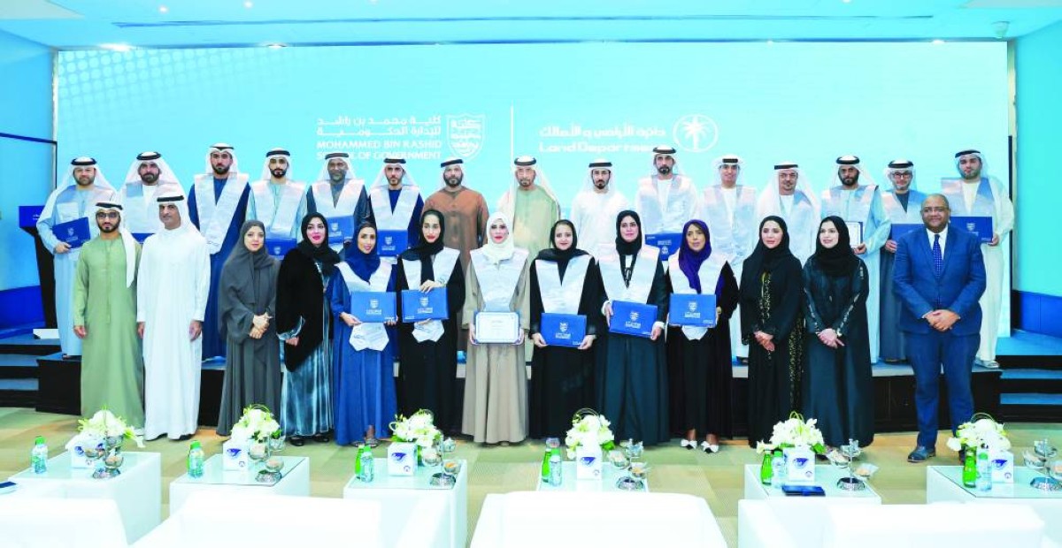 محمد بن خليفة ومروان بن غليطة وعلي المري والحضور خلال حفل التخريج