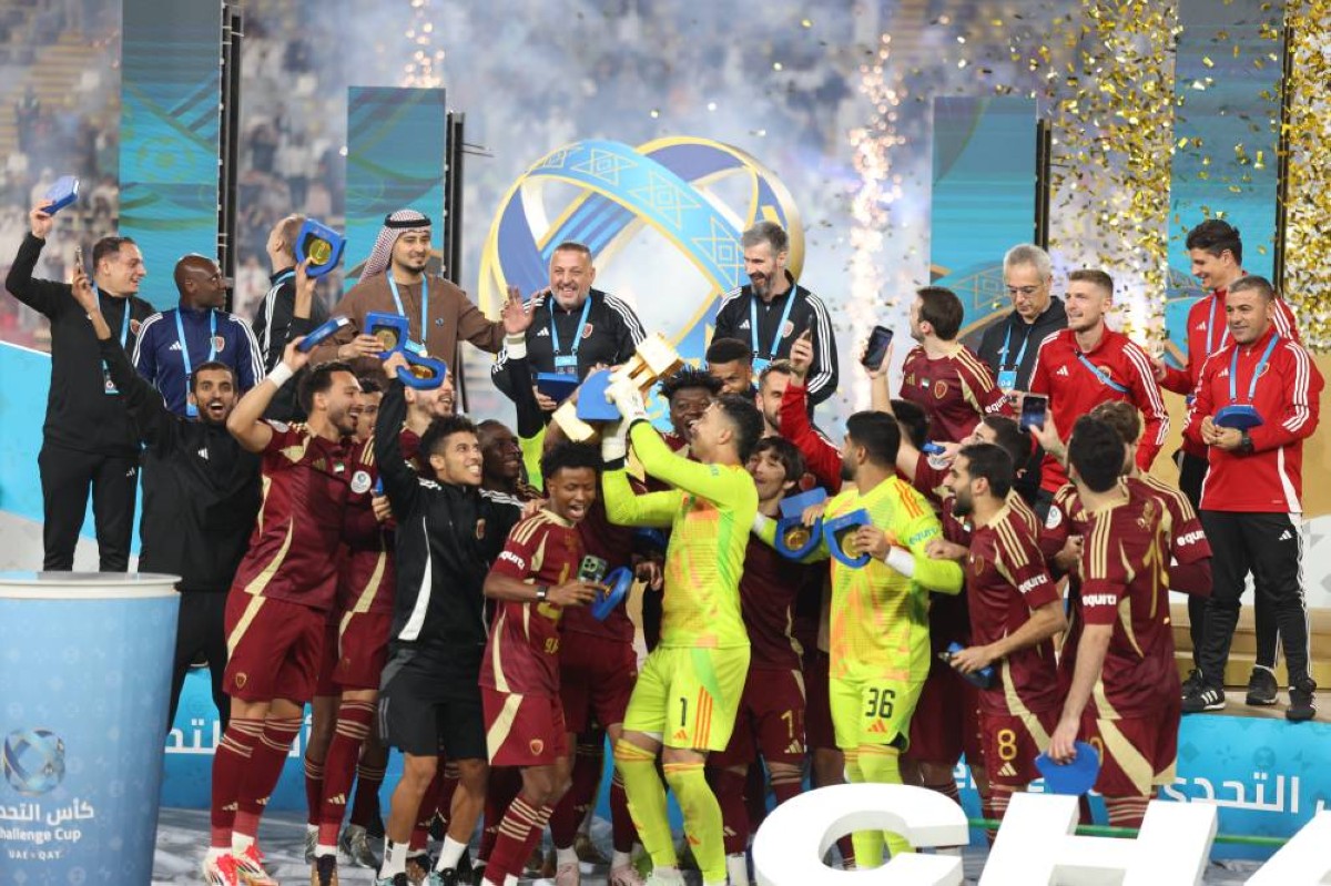 لاعبو الوحدة يحتفلون بكأس التحدي الإماراتي القطري | تصوير : يماني العفاري