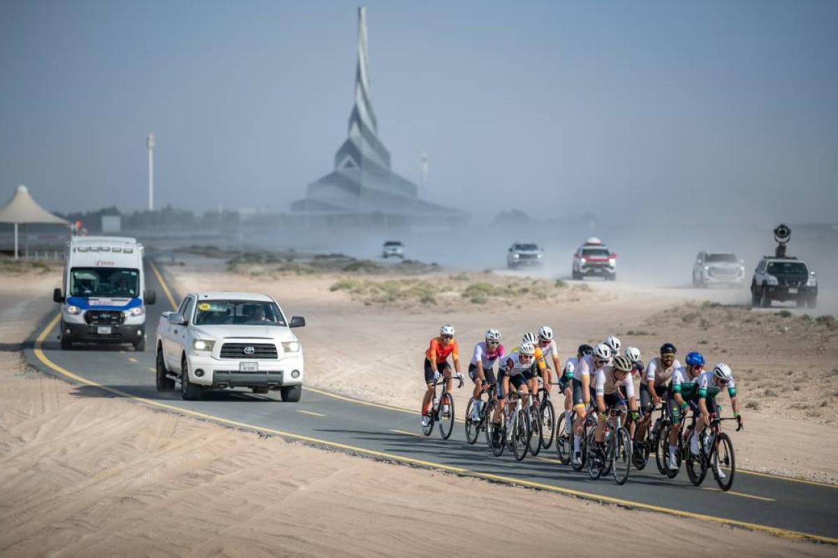 نخبة الدراجين العالميين يشاركون في السباق 