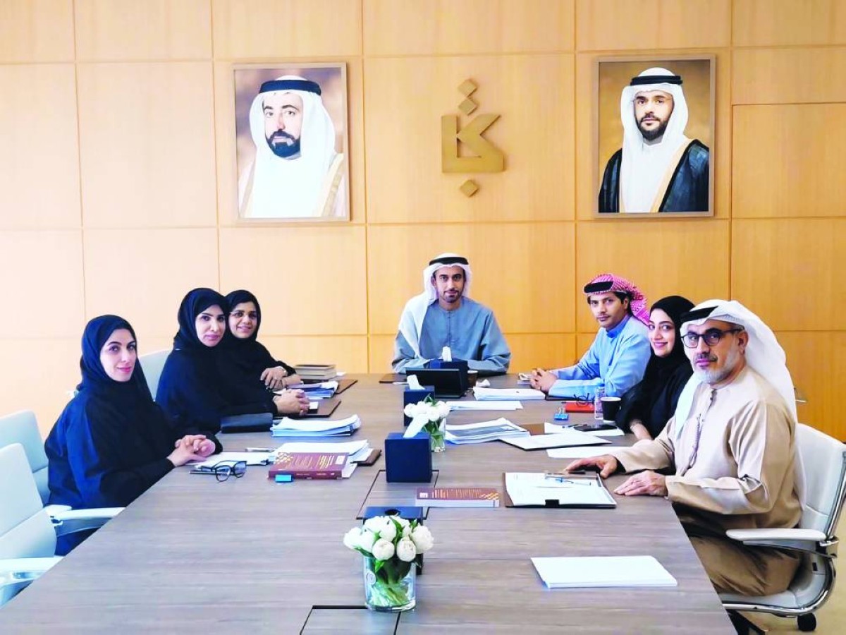 سلطان العميمي وشيخة الجابري وشيخة المطيري وعائشة الشامسي وسيف الجابري ومريم الزرعوني ومحسن سليمان خلال الاجتماع