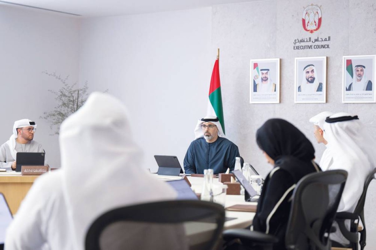 خالد بن محمد مترئساً اجتماع المجلس التنفيذي لإمارة أبوظبي ر بحضور أحمد المزروعي وخلدون المبارك والأعضاء
