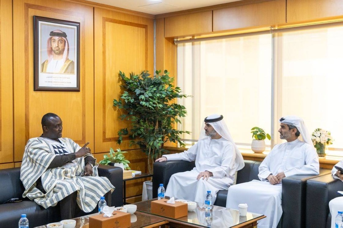 سالم السويدي خلال لقائه سيكو شريفكي