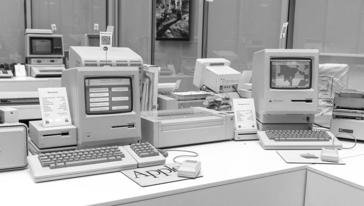 1984 - تقديم حاسوب «آبل» ماكنتوش كأول حاسوب شخصي مزود بفأرة من خلال إعلان تلفزيوني.