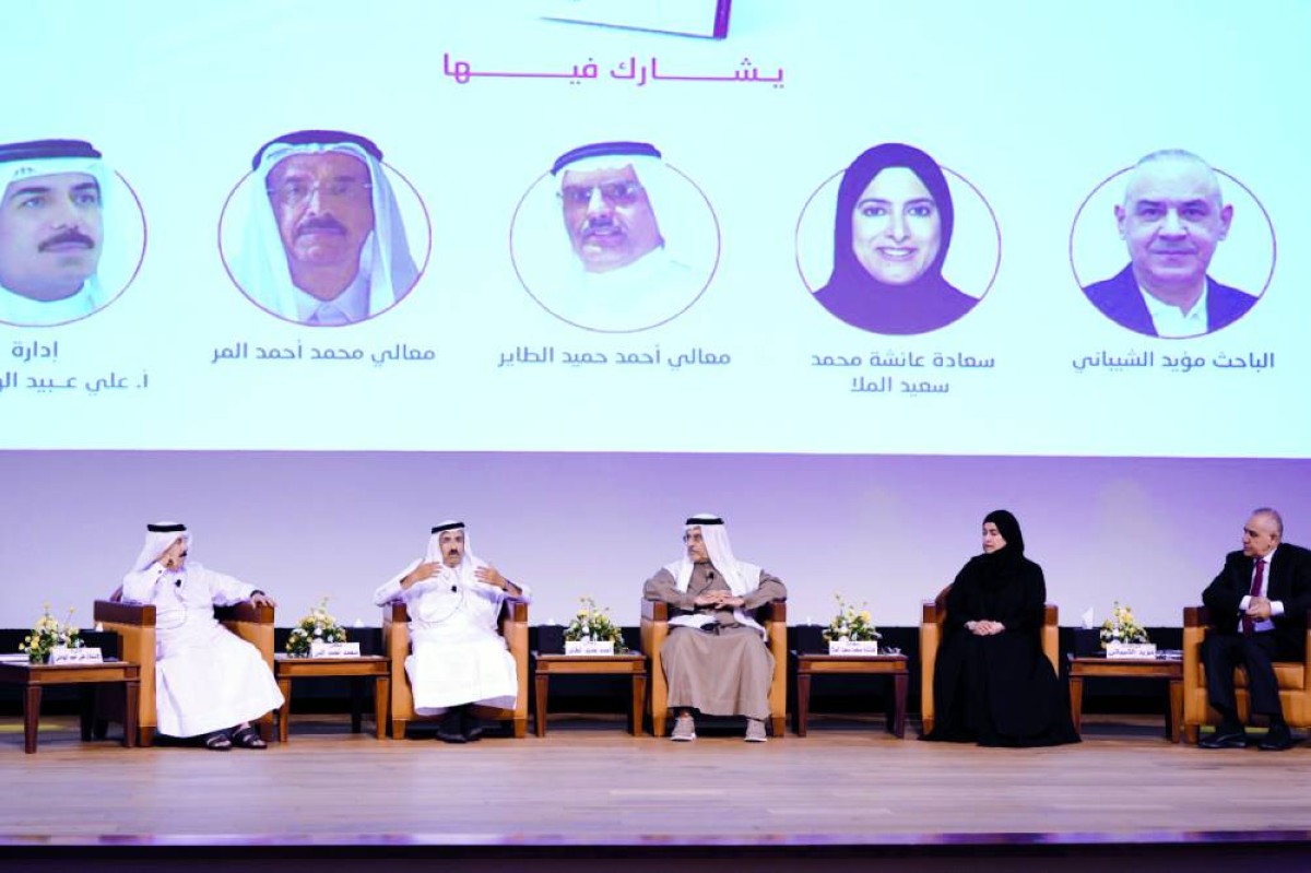 محمد المر وأحمد الطاير وعائشة الملا وعلي الهاملي ومؤيد الشيباني خلال الجلسة