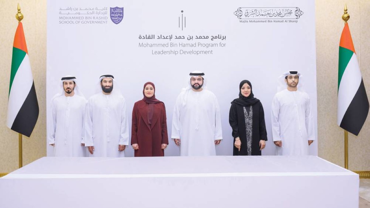 محمد الشرقي عقب توقيع الاتفاقية بحضور عهود الرومي وعبدالله الفلاسي وعلي الطنيجي وعلي المري 
