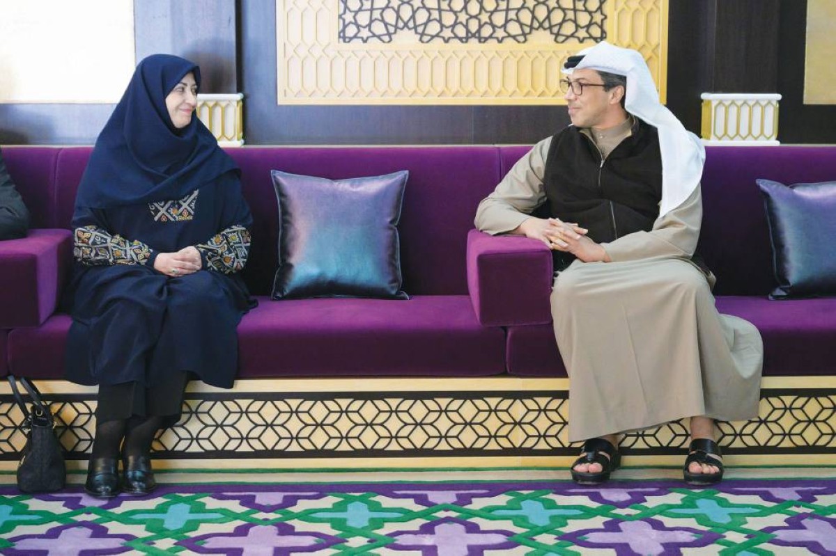 منصور بن زايد خلال استقباله شينا أنصاري
