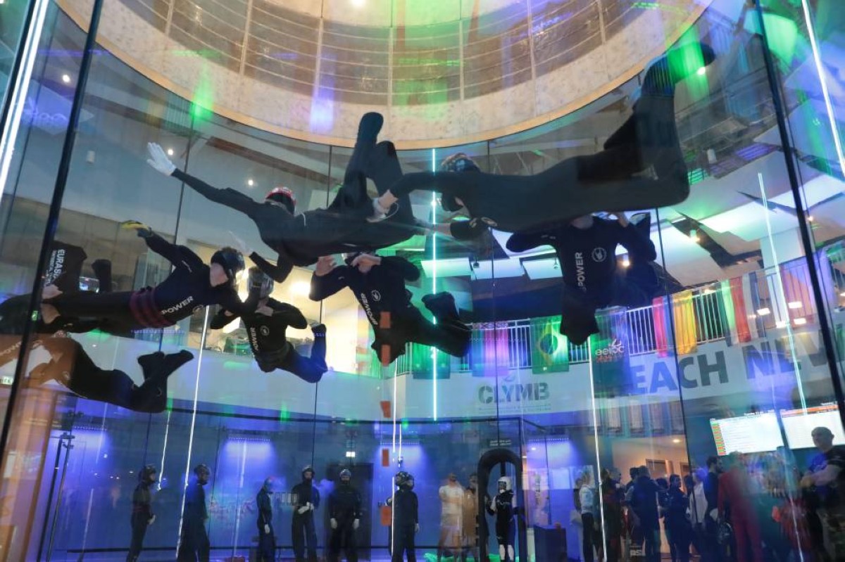 «تنايا 8» ينفرد بصدارة «الإمارات للقفز الحر»