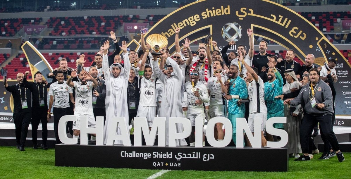 لاعبو شباب الأهلي والجهازان الفني والإداري في النادي خلال الاحتفال بمراسم التتويج