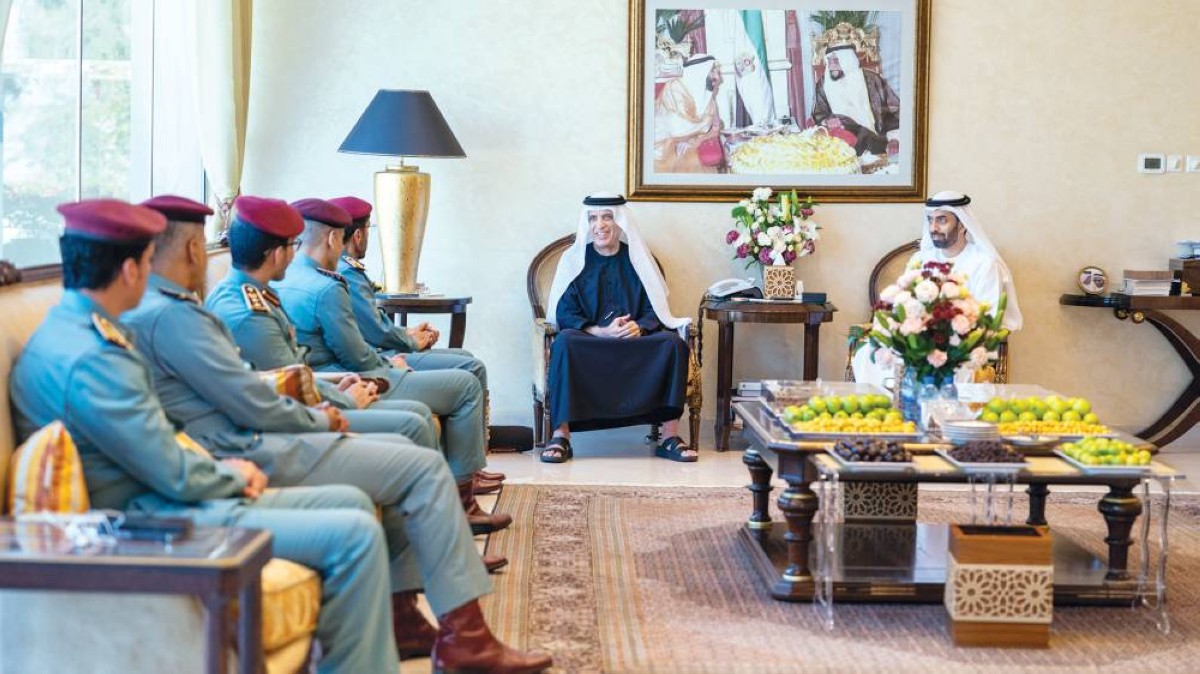 سعود بن صقر خلال استقباله وفد وزارة الداخلية بحضور أحمد بن سعود