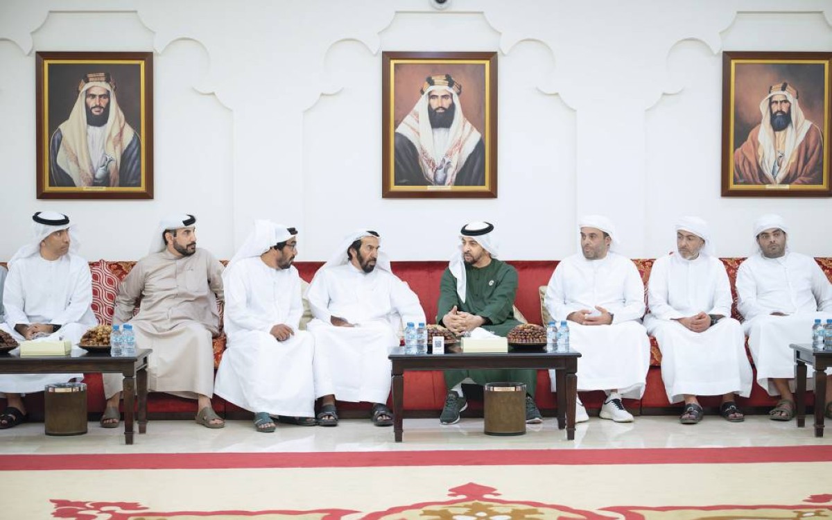 حمدان بن زايد خلال تقديم واجب العزاء