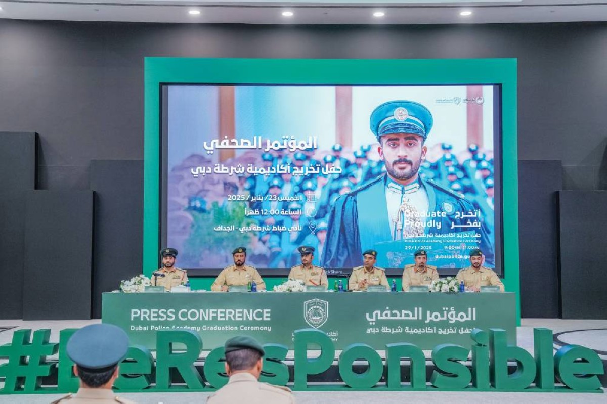 بدران الشامسي متحدثاً خلال المؤتمر بحضور سلطان الجمال ومديري الإدارات