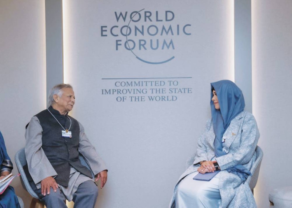 لطيفة بنت محمد ومحمد يونس خلال اللقاء 