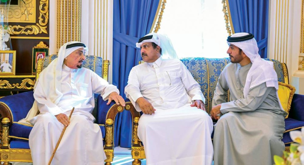 حميد النعيمي خلال تقديمه واجب العزاء