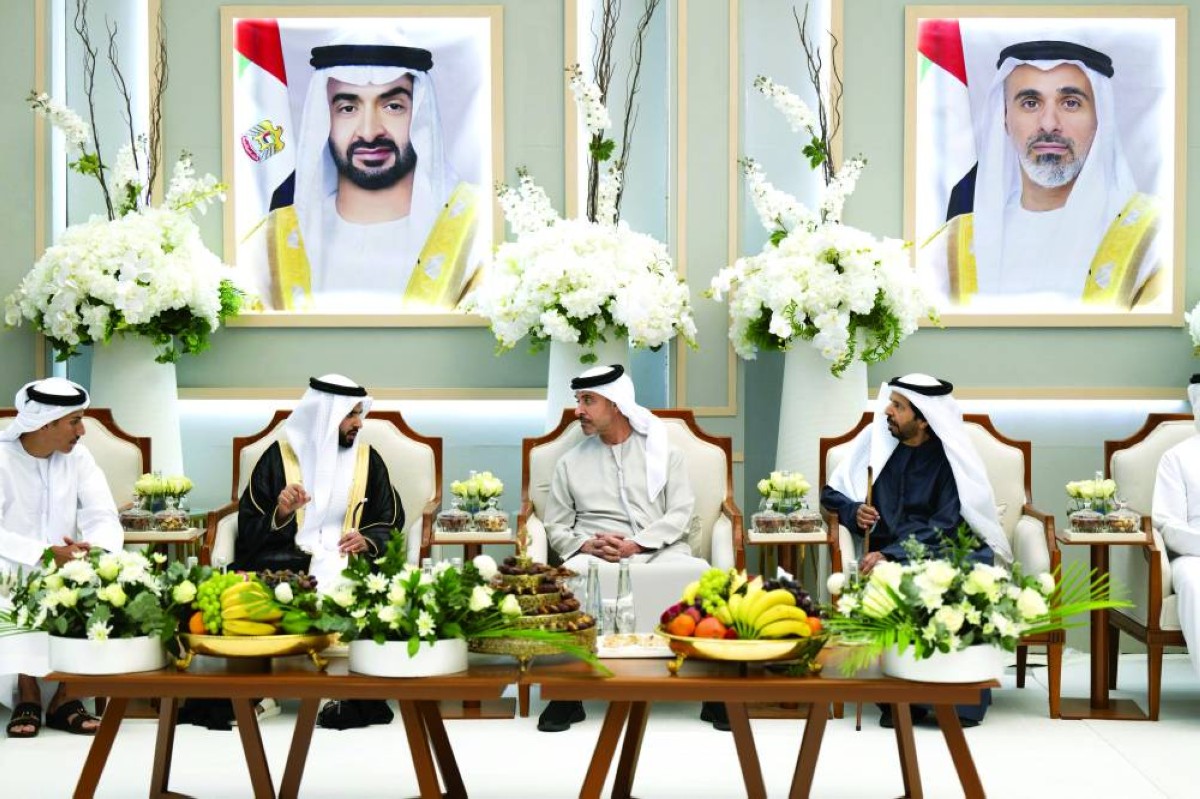 هزاع بن زايد خلال الاستقبال بحضور هادف الظاهري والعريس