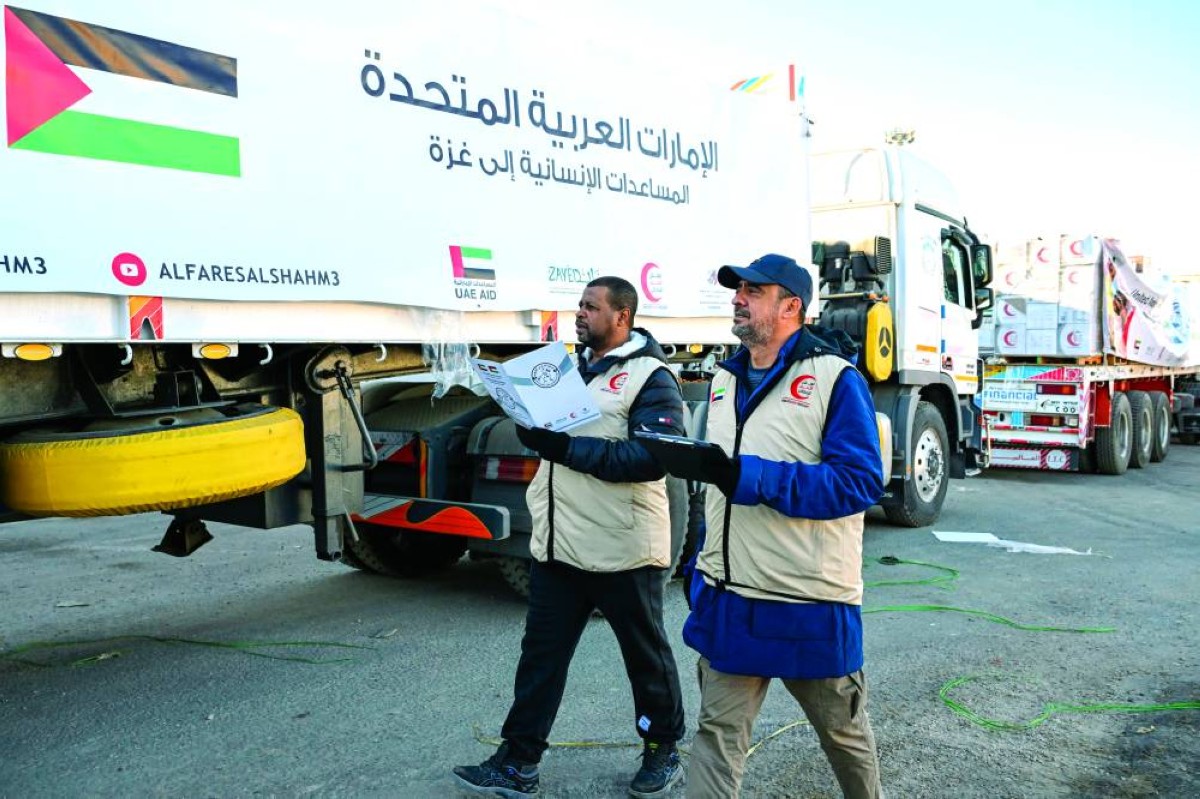 شاحنات المساعدات الإماراتية تغيث سكان القطاع