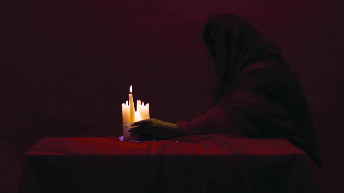 
أعمال المعرض ترتكز على اللون الأحمر والشمع كأداة للتعبير الفني