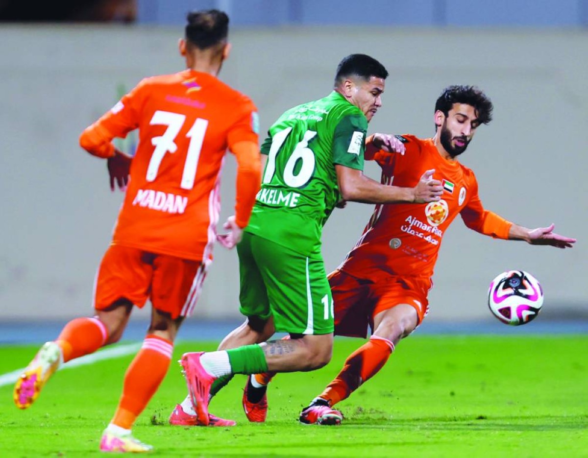 جانب من مباراة شباب الأهلي وعجمان
