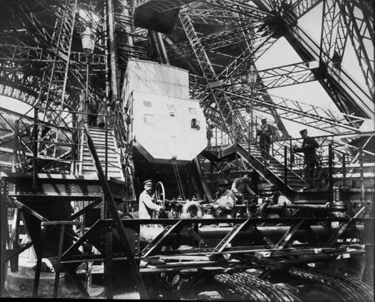 1887 - البدء في بناء برج إيفل في فرنسا.
