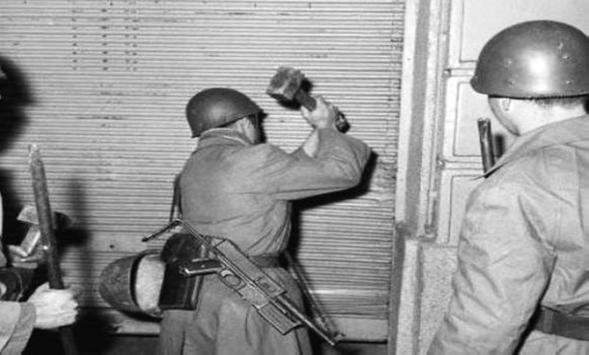 1957 - بداية إضراب شامل في الجزائر سمي بإضراب الثمانية أيام لدعم ثورة التحرير الجزائرية.