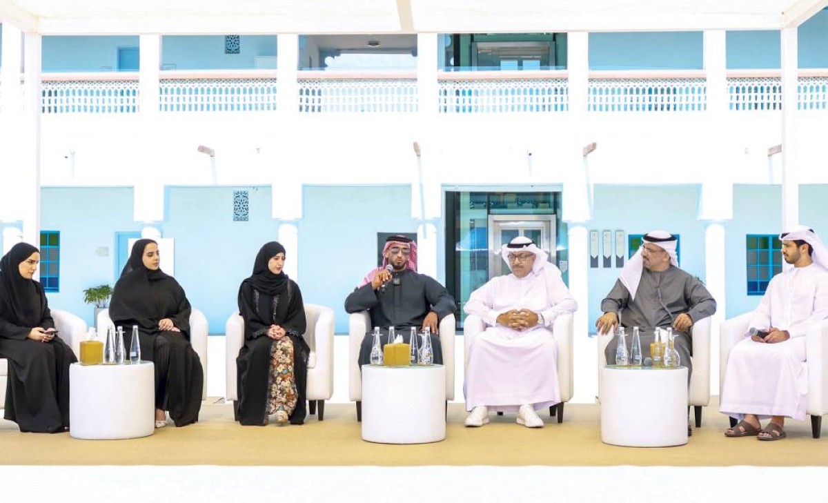 عبد الله آل حامد متحدثاً في اللقاء