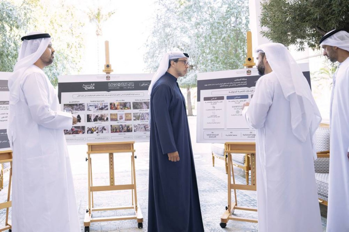 منصور بن زايد خلال اطلاعه على تفاصيل استراتيجية المجلس بحضور ذياب بن محمد