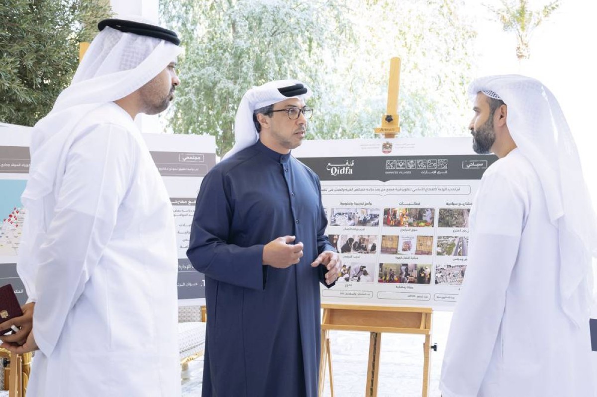 منصور بن زايد خلال تعرفه على مشاريع الاستراتيجية بحضور ذياب بن محمد