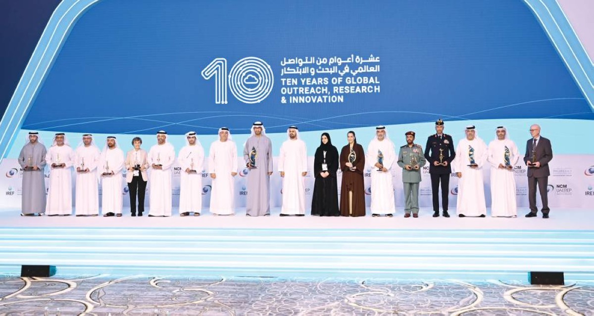ذياب بن محمد خلال تكريم سلطان الجابر ومريم المهيري وخليفة الخييلي وشركاء البرنامج بحضور عبدالله المندوس وعلياء المزروعي