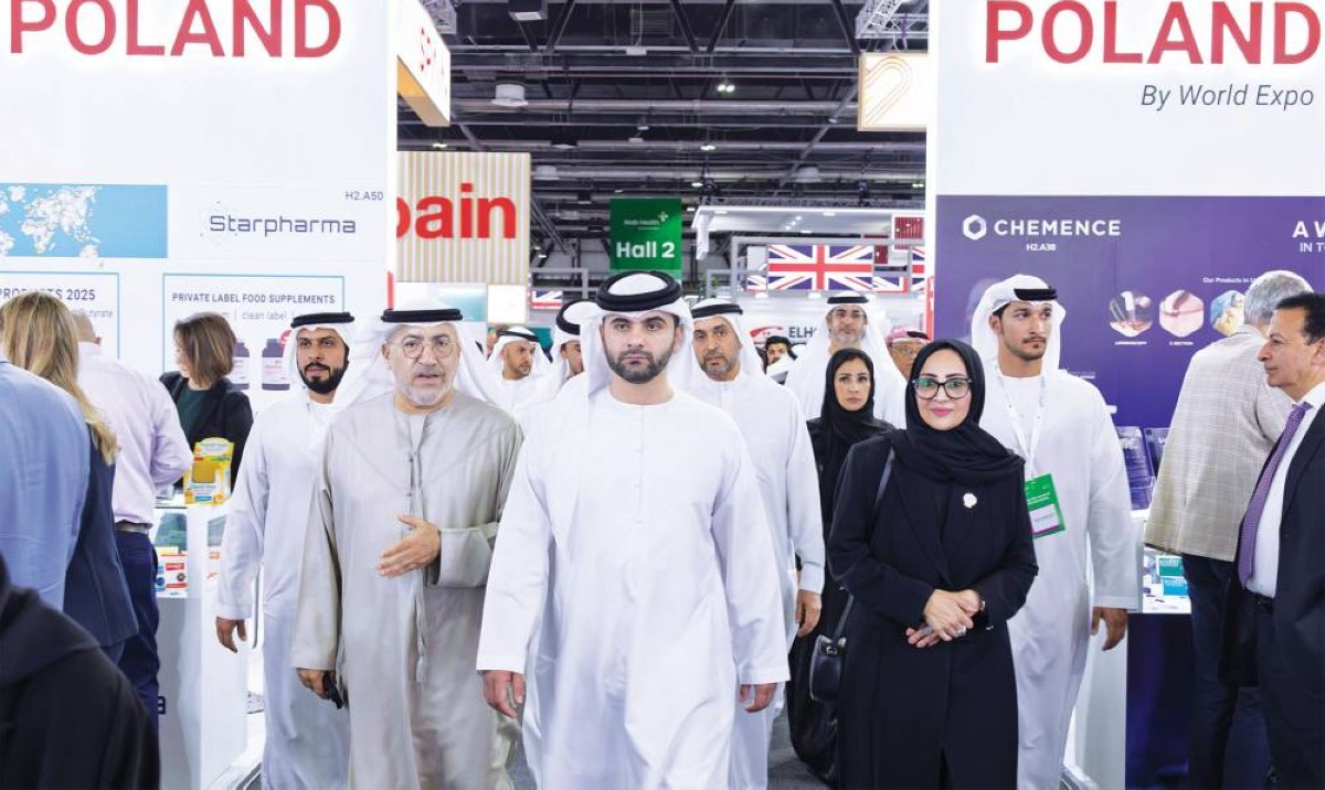 منصور بن محمد خلال زيارته معرض ومؤتمر الصحة العربي بحضور عبدالرحمن العويس وعوض الكتبي
