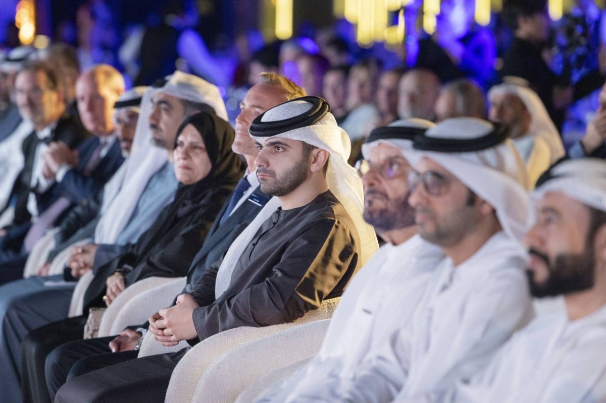 منصور بن محمد خلال الفعالية بحضور عبد الله الشيباني ورجاء القرق وبيتر هول والمسؤولين
