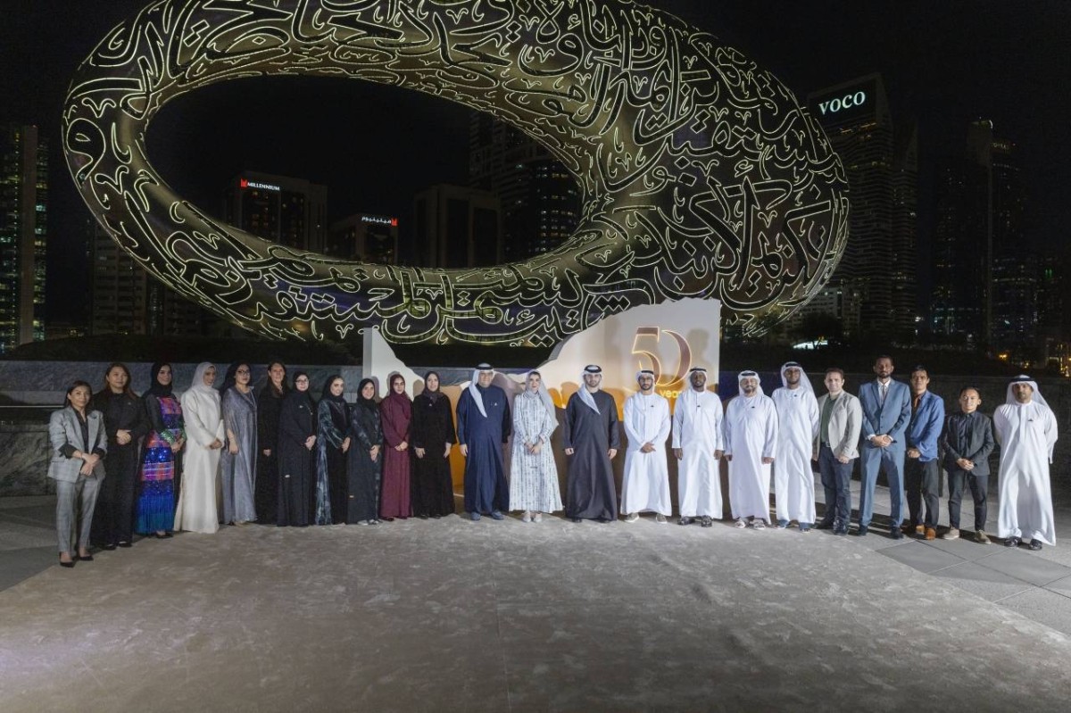 منصور بن محمد في لقطة جماعية مع حضور الحفل بوجود عامر شريف والمسؤولين 
