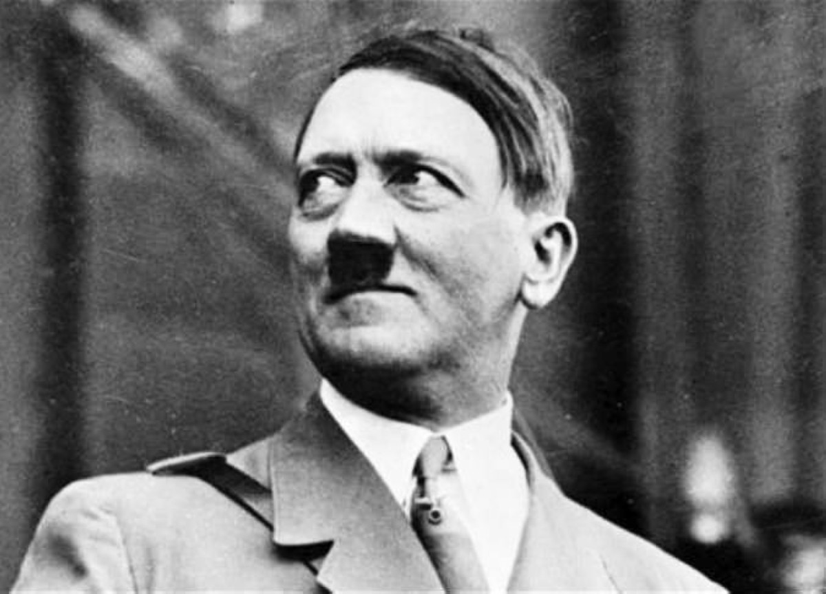 1933 أدولف هتلر يصبح مستشاراً للرايخ الألماني الثالث.
