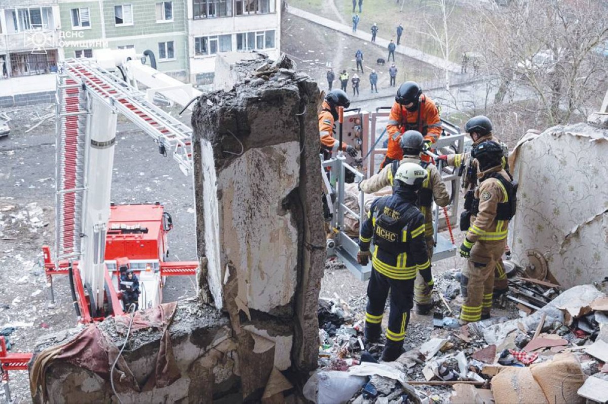 عناصر الإنقاذ يبحثون في موقع تعرض لغارة روسية في سومي بأوكرانيا