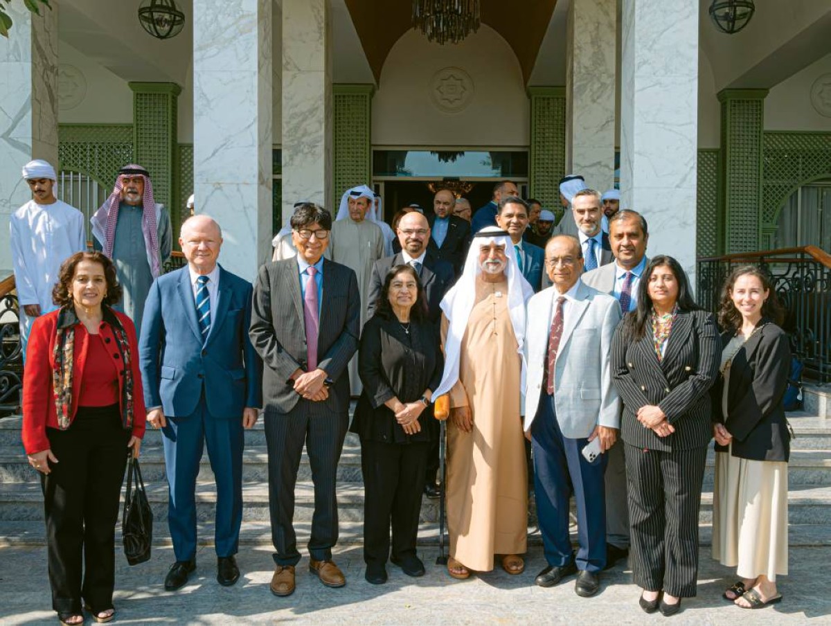 نهيان بن مبارك في لقطة جماعية مع وفد القادة الهنود الأمريكيين |