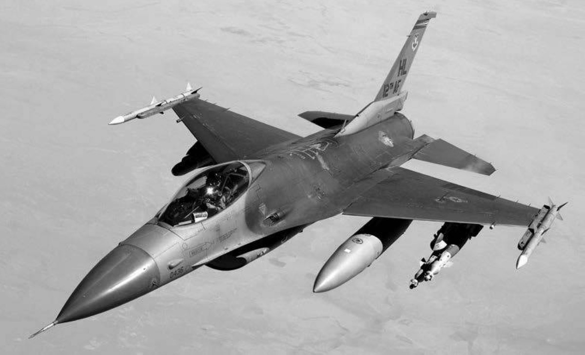 1974 إف ـ 16 فالكون، متعددة الأدوار، تحلّق للمرة الأولى.
