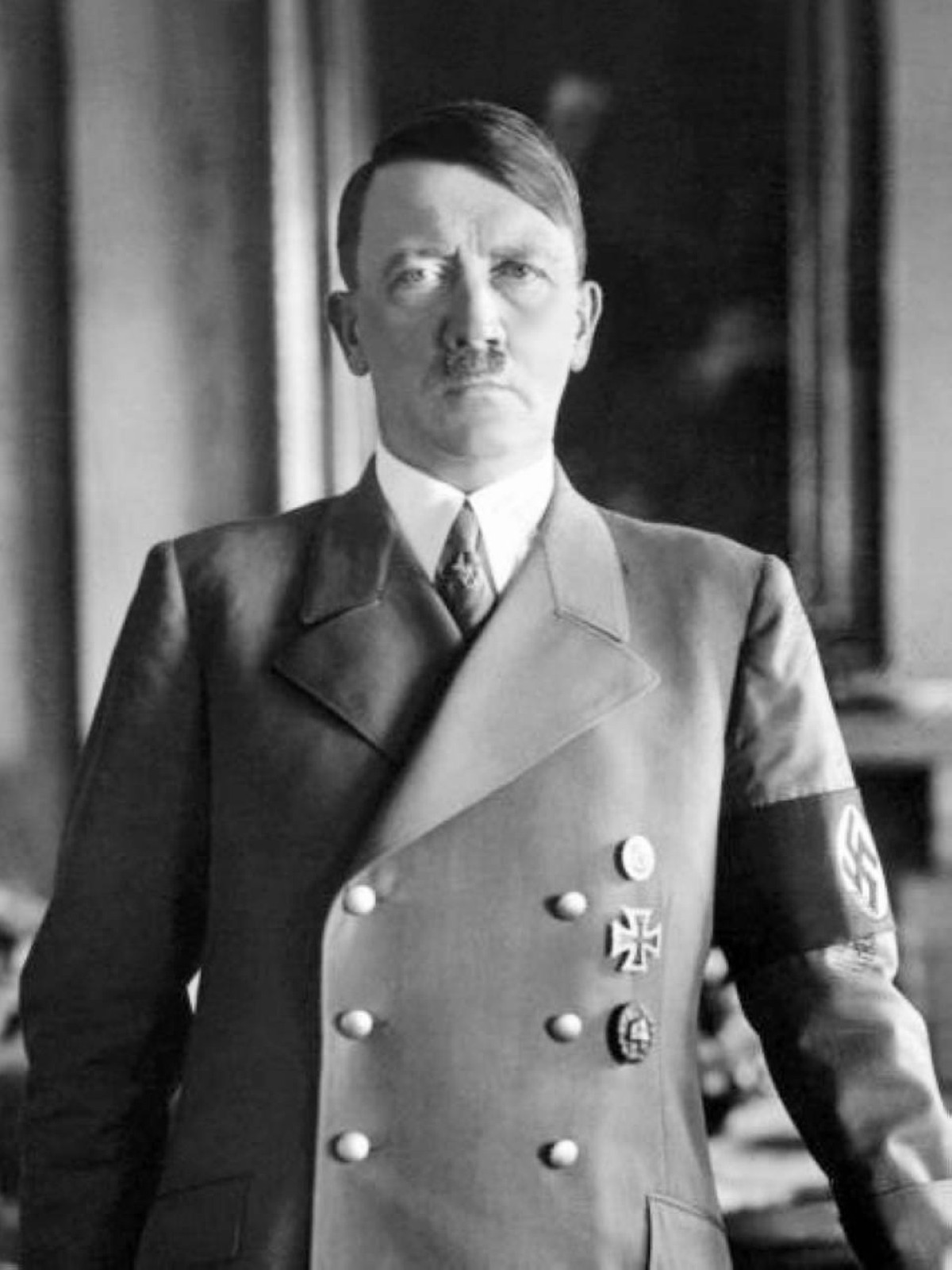 1933 أدولف هتلر يقرر حل البرلمان بعد يومين من توليه السلطة.
