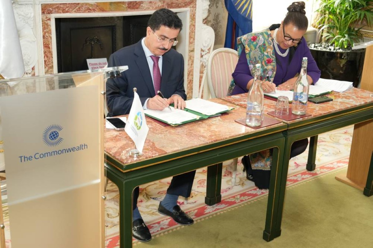 سعيد الطاير وباتريشيا سكوتلاند خلال توقيع مذكرة التفاهم