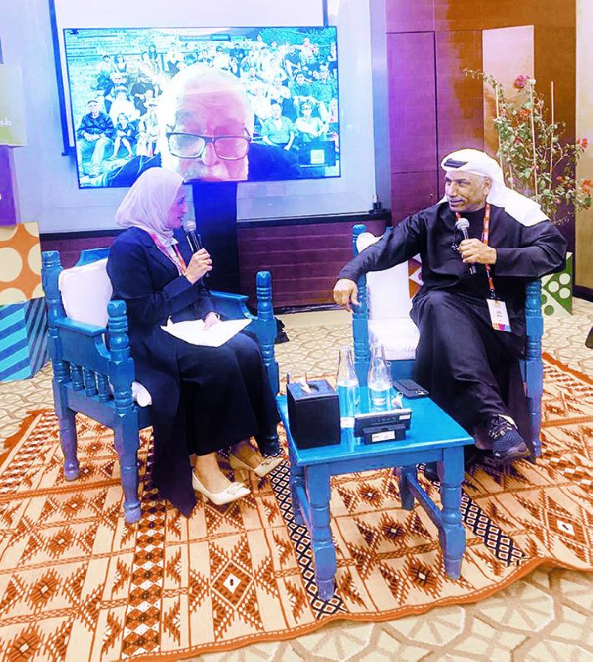 عادل خزام وزينب القيسي خلال الجلسة