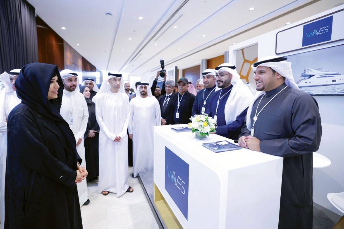 سموها خلال جولة بالمعرض المصاحب يرافقها ثاني الزيودي