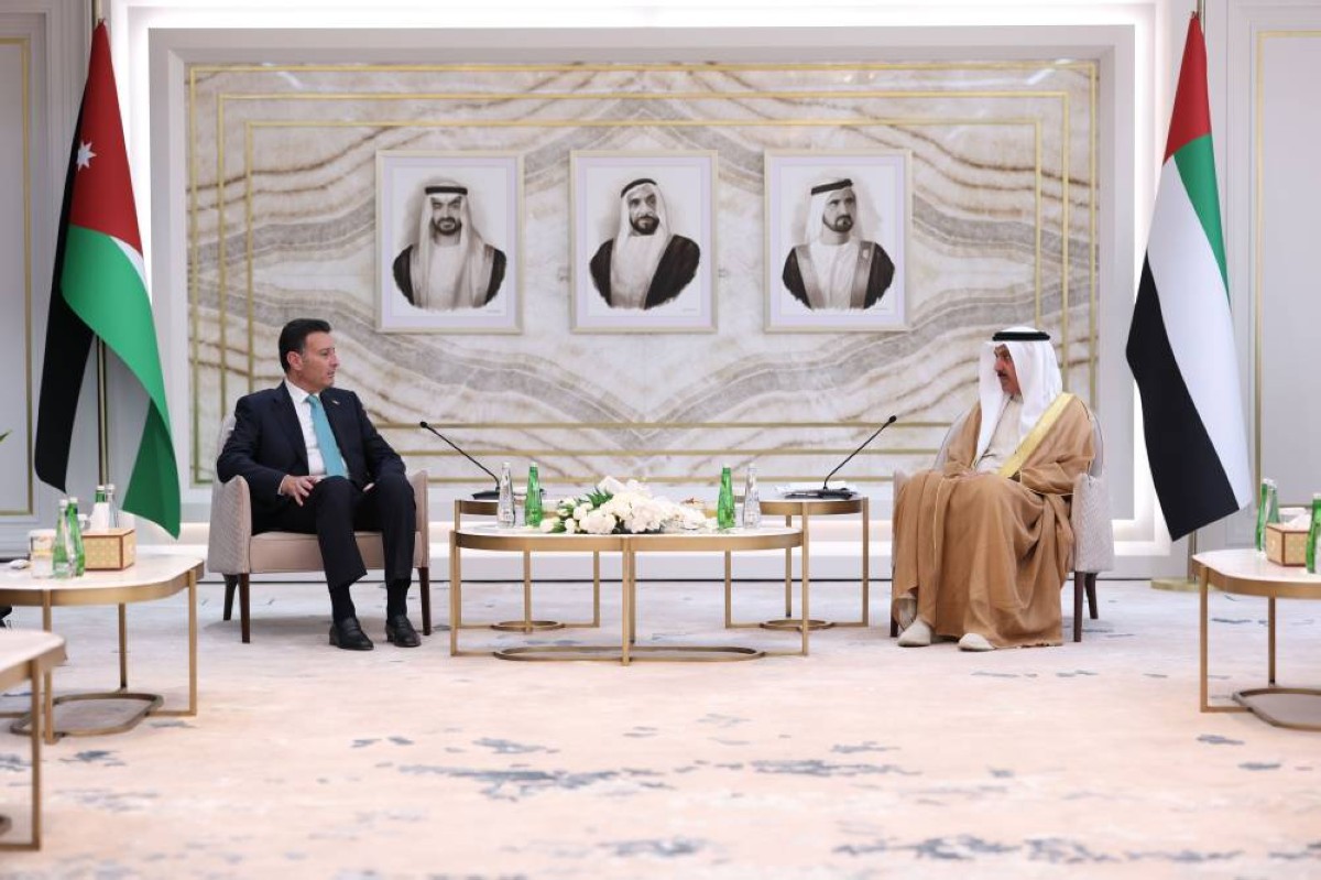 صقر غباش وأحمد الصفدي خلال جلسة المباحثات